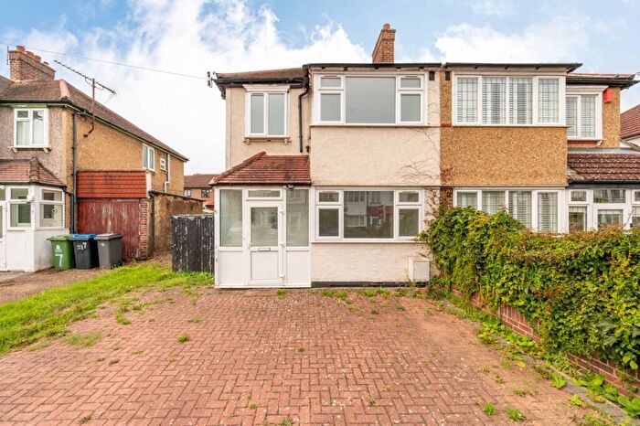 3 Bedroom Flat To Rent In Barnsbury Close, New Malden, KT3