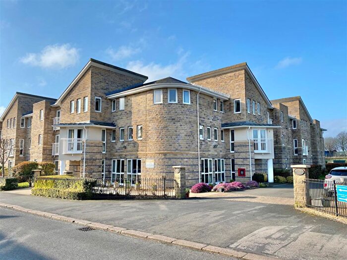 2 Bedroom Flat For Sale In North Road, Glossop, SK13