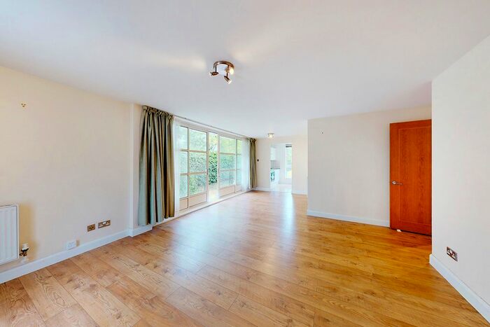 2 Bedroom Flat To Rent In Barrier Point Road, London, E16