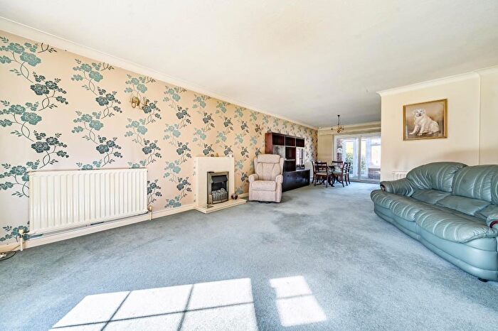3 Bedroom Terraced House For Sale In Meadow Close, Thatcham, RG19
