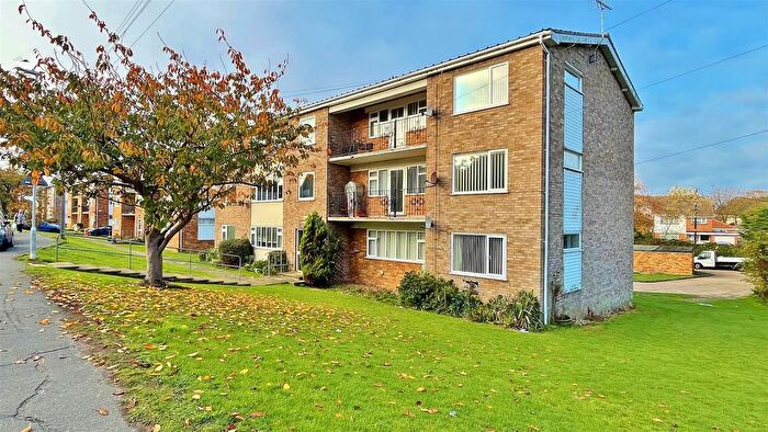 2 Bedroom Flat For Sale In Walton Road, Walton-On-The-Naze, CO14