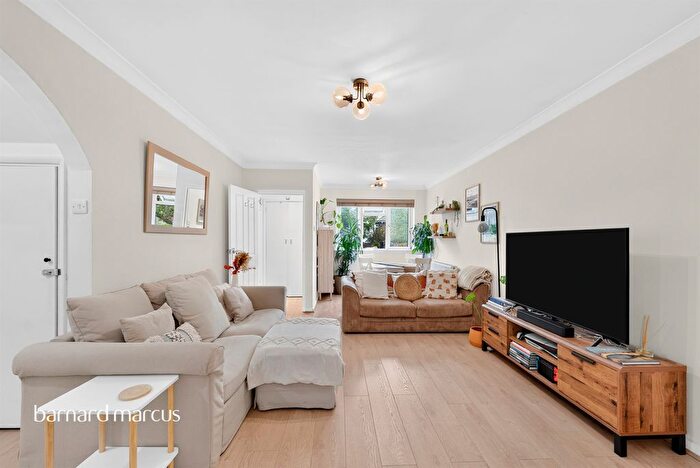 2 Bedroom Flat For Sale In Radcliffe Square, London, SW15