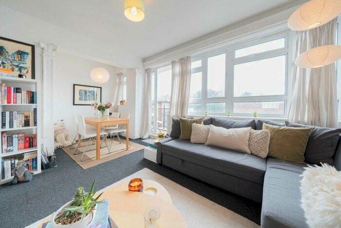 2 Bedroom Flat To Rent In Portobello Court, Westbourne Grove, London, W11
