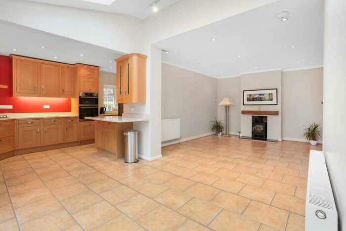 4 Bedroom Detached House To Rent In Woking Road, Guildford, GU1