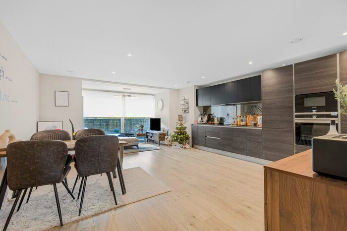 2 Bedroom Flat For Sale In London Road, St Albans, AL1