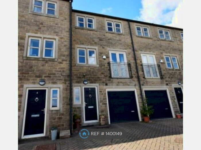 4 Bedroom Terraced House To Rent In Weavers Court, Bradford, BD13