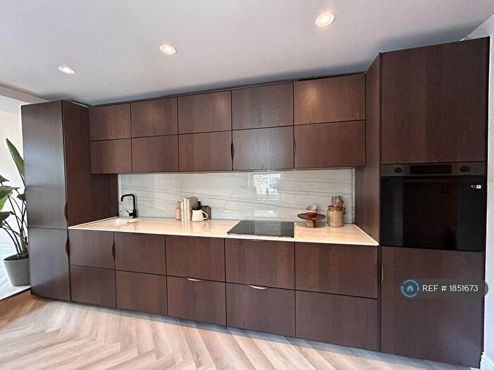 2 Bedroom Flat To Rent In Peckham, London, SE15