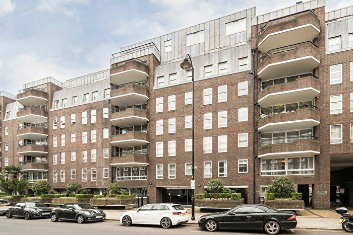 3 Bedroom Flat To Rent In Cheyne Walk, London, SW3