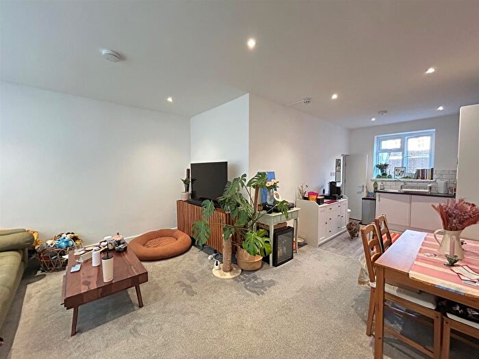 2 Bedroom Flat To Rent In Milson Road, Hammersmith, W14