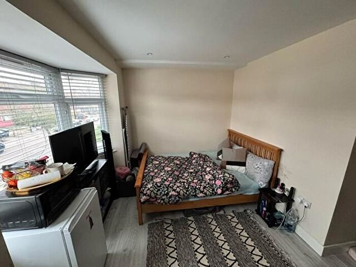 Studio To Rent In Empire Road, Perivale, UB6