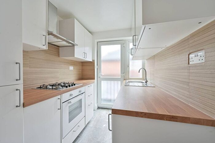 2 Bedroom Flat To Rent In Woodside, Wimbledon, London, SW19