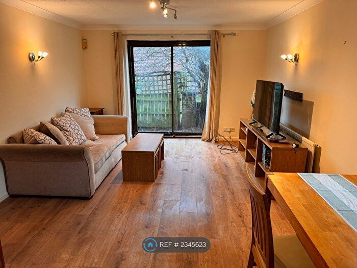 2 Bedroom Flat To Rent In Cedar Court, Manchester, M14