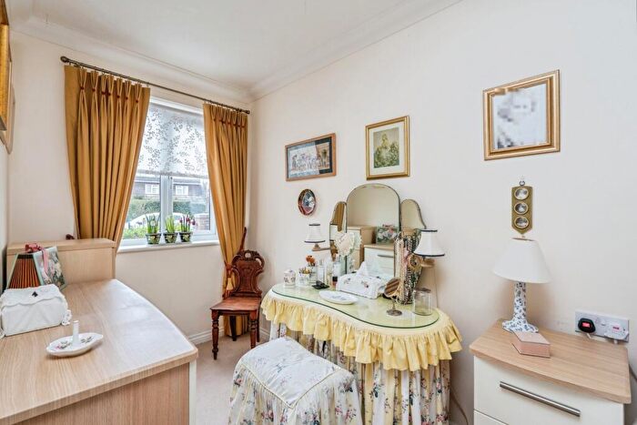 1 Bedroom Flat For Sale In Padnell Road, Waterlooville, Hampshire, PO8