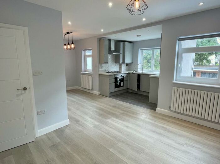 2 Bedroom Flat To Rent In Woodstock Avenue, Golders Green, NW11