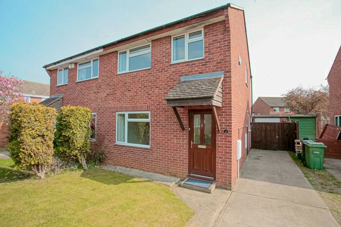 3 Bedroom Semi-Detached House To Rent In Sandford Close, Abingdon, OX14