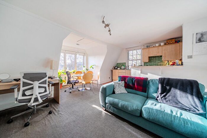 1 Bedroom Flat For Sale In Chiswick High Road, Chiswick, London, W4