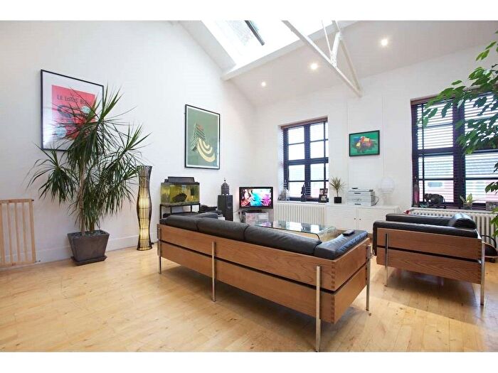 2 Bedroom Flat To Rent In Balham Grove, London, SW12