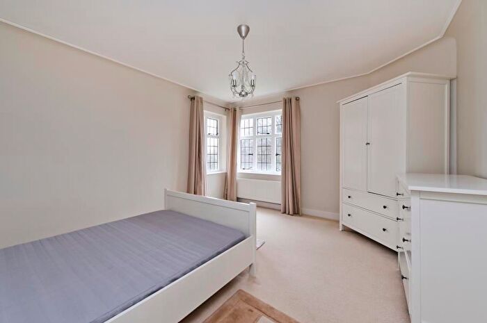 3 Bedroom Flat To Rent In Rutland Court, Queens Drive, West Acton, London, W3