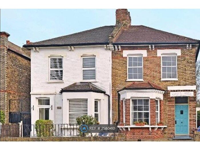 2 Bedroom Flat To Rent In Barry Road, London, SE22