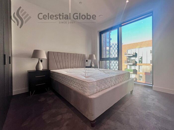 2 Bedroom Apartment To Rent In Viaduct Gardens, London, SW11