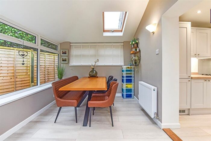 2 Bedroom Detached Bungalow For Sale In Whitebeam Close, Horndean, PO8