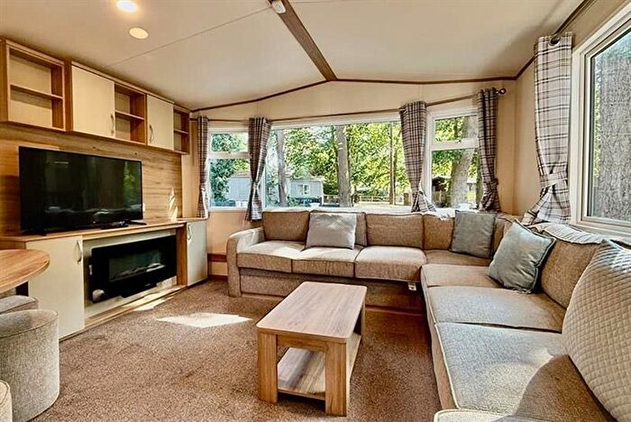 3 Bedroom Mobile/park Home For Sale In Southampton Rd, Fordingbridge, SP6