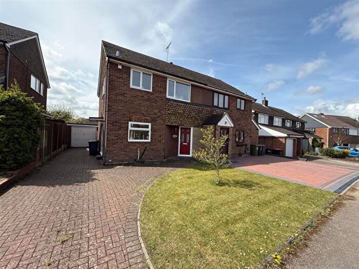 3 Bedroom Semi-Detached House To Rent In The Cheveralls, Dunstable, LU6