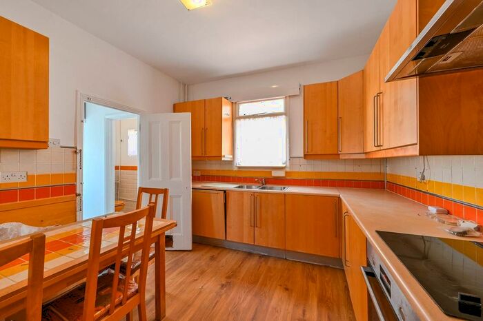 2 Bedroom Flat To Rent In Castlewood Road, Stamford Hill, London, N16