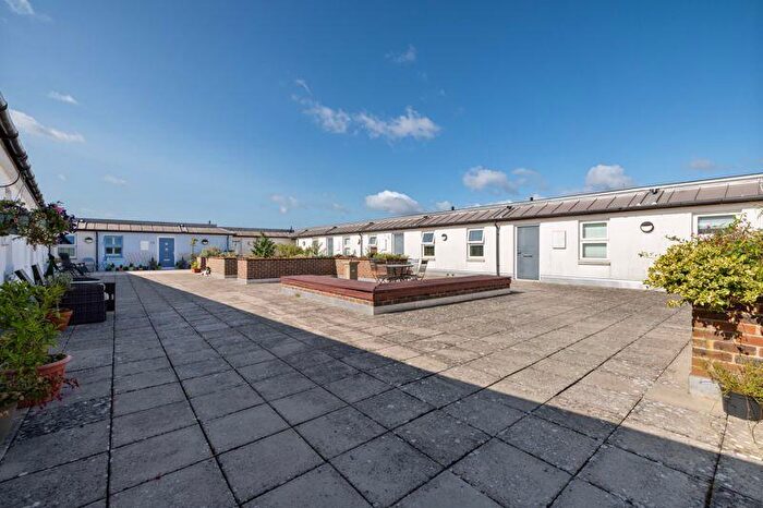 1 Bedroom Flat For Sale In East Walls, Chichester, PO19