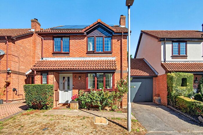 3 Bedroom Link Detached House For Sale In Fawler Mead, Bracknell, RG12