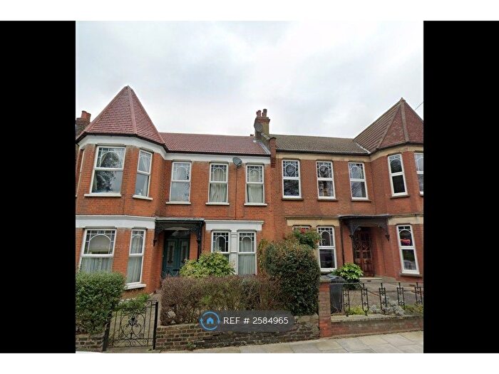 3 Bedroom Maisonette To Rent In London, London, N22