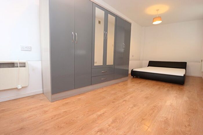 1 Bedroom Flat To Rent In Summers Lane, London, N12