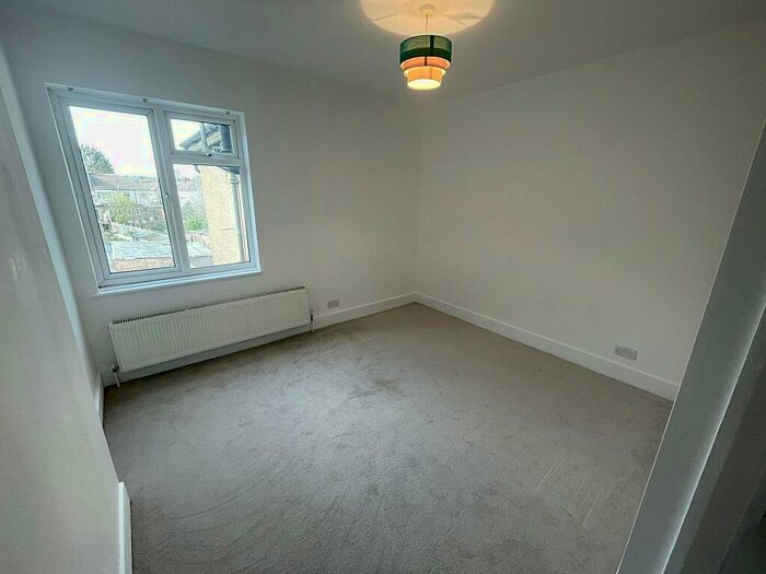 2 Bedroom Flat To Rent In Chigwell Road, IG8