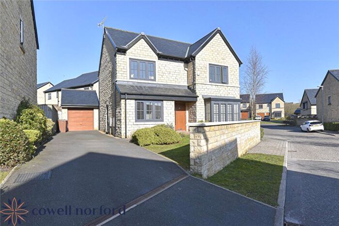 4 Bedroom Detached House For Sale In Field View Lane, Norden, Rochdale, OL12