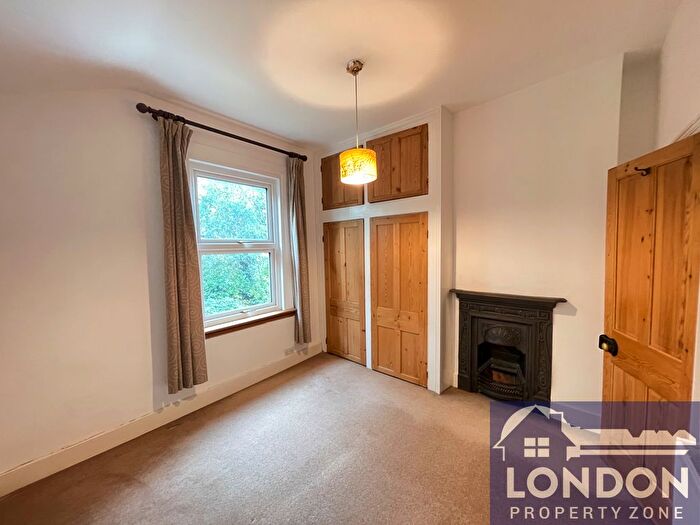 3 Bedroom Semi-Detached House To Rent In Chisholm Road, East Croydon, CR0