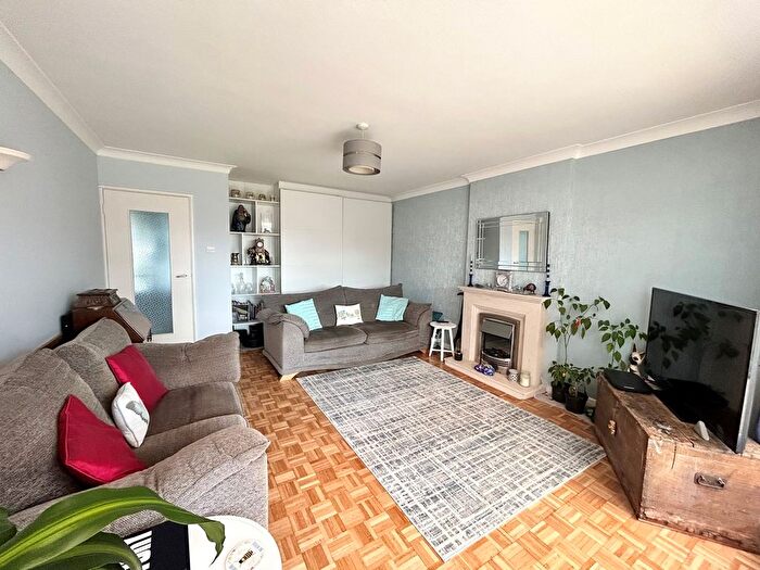 2 Bedroom Flat For Sale In Collington Avenue, Bexhill On Sea, TN39