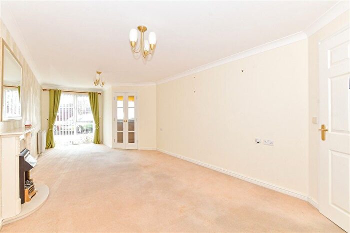 1 Bedroom Flat For Sale In Anchorage Court, Marine Parade East, Lee-On-The-Solent, Hampshire, PO13