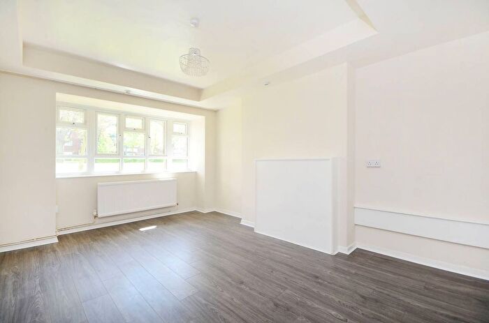 4 Bedroom Flat To Rent In Aldrington Road, Tooting Bec, London, SW16