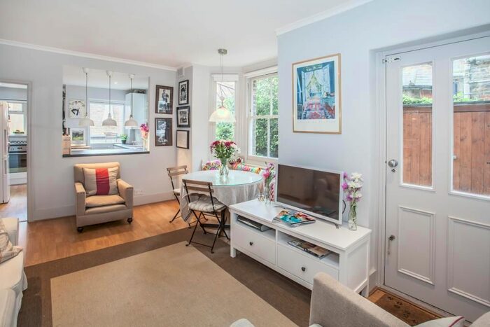 2 Bedroom Flat To Rent In Devonport Road, Shepherds Bush, London, W12