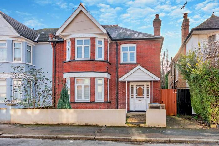 3 Bedroom Flat To Rent In Mildred Avenue, Watford, WD18