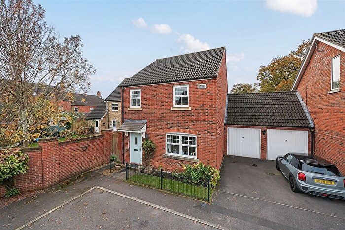 3 Bedroom Link Detached House For Sale In Asparagus Close, Mortimer, Berkshire, RG7
