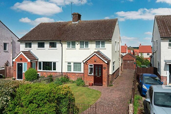 3 Bedroom Semi-Detached House For Sale In Chiltern Avenue, Edlesborough, LU6