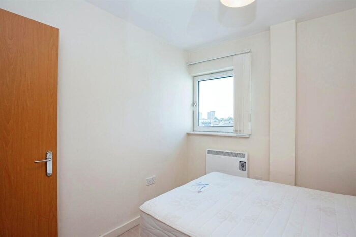 2 Bedroom Flat To Rent In Bishops Corner, Hulme, M15