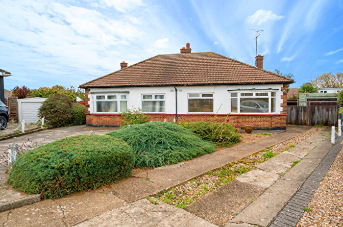 2 Bedroom Bungalow For Sale In Dulverton Close, Westcliff-on-Sea, Essex, SS0
