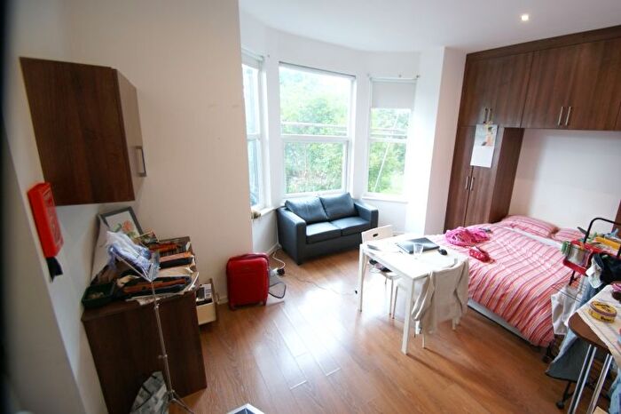 1 Bedroom Flat To Rent In Moorland Avenue, Hyde Park, Leeds, LS6