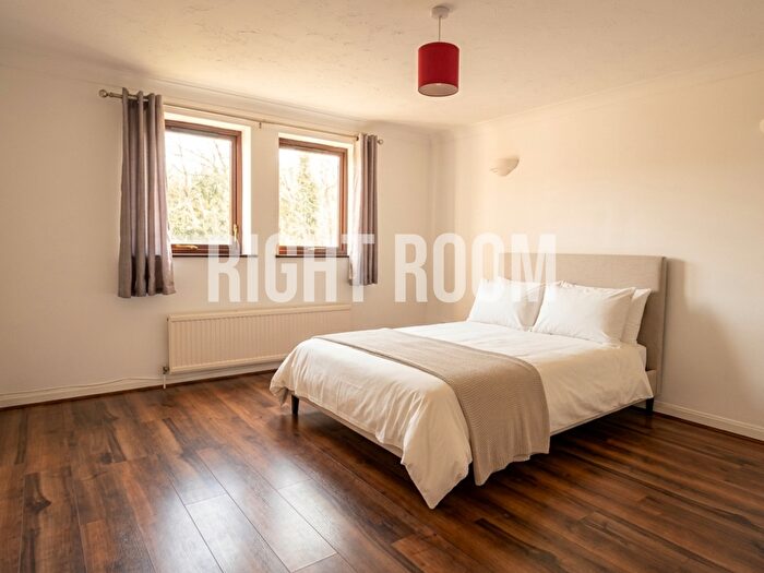 2 Bedroom Maisonette To Rent In Bed Maisonette, Hornbeam Gardens, Slough, SL1