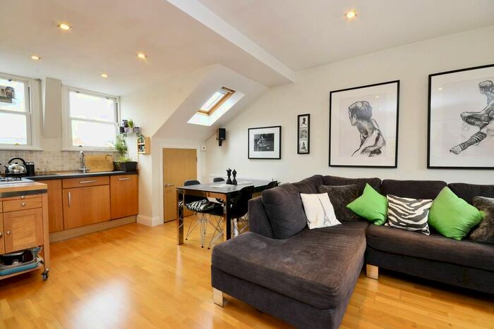 2 Bedroom Flat To Rent In Earlsfield Road, Earlsfield, London, SW18