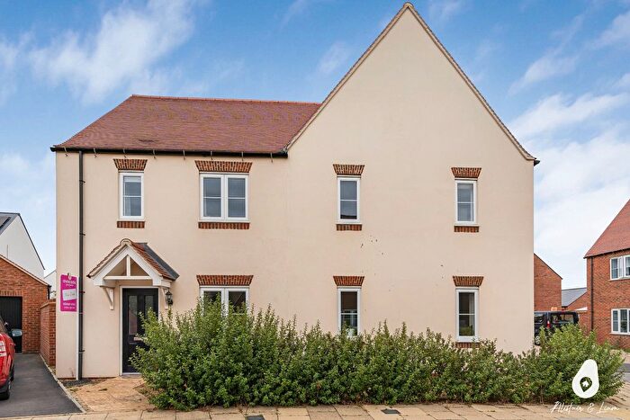 3 Bedroom Semi-Detached House For Sale In Wincanton Road, Kingsmere, Bicester, OX26