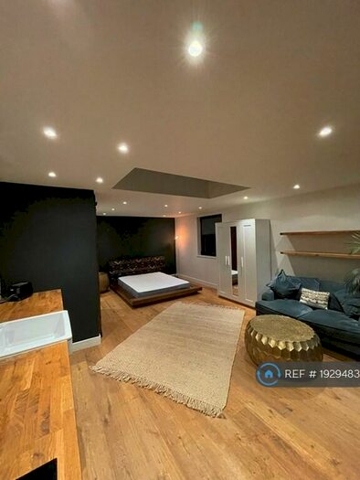 Studio To Rent In North Finchley, London, N12