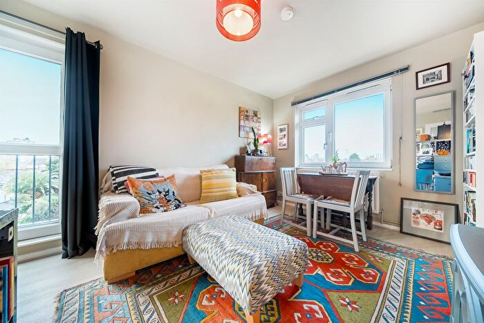 1 Bedroom Flat For Sale In Lorrimore Road, London, SE17